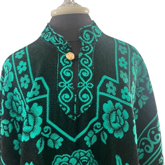 ARTESANIAS SAN MARTIN Green Black Frida Kahlo Poncho Fringe One Size - Picture 4 of 14